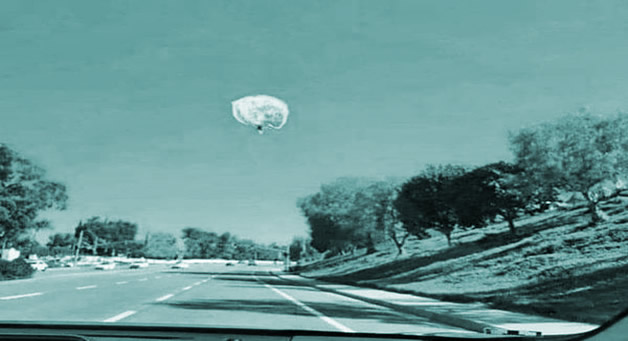 Περίπου 32 μίλια κυνήγαγε ένας οδηγός στο Αμέρικα το UFO του, μέχρι που ανακάλυψε ότι ήταν μια κουτσουλιά από τα ιπτάμενα ποντίκια, τα περιστέρια δλδ, στο παρμπρίζ του αυτοκινήτου του!!!